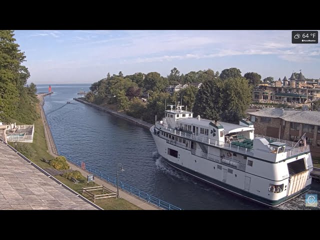 シャールボイのパインリバー水路（Pine River Channel）とサウス・ピアの灯台