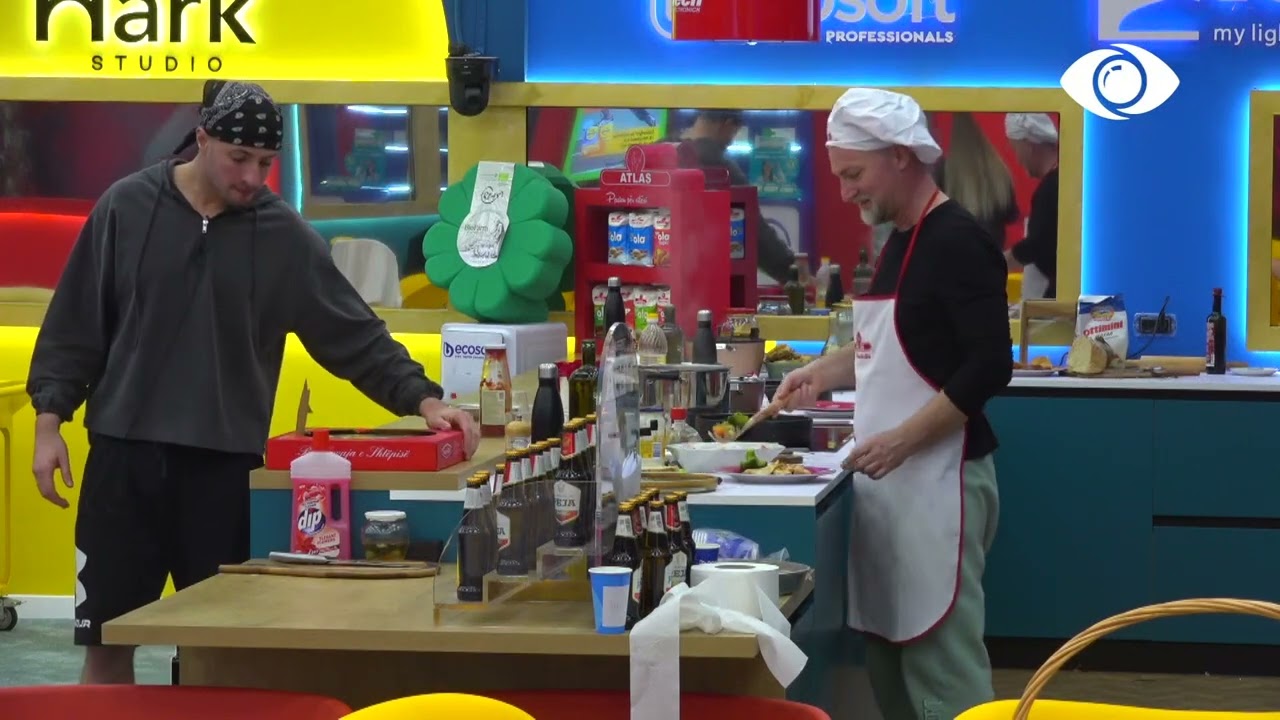 Kristi ironizon banorët, Genti e ndjek me batuta të tjera