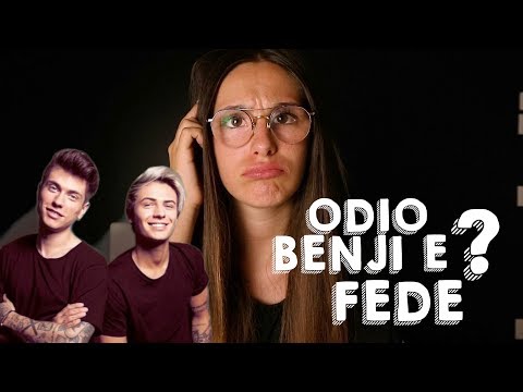 La faccia di decolorazione fa i bagagli contro lentiggini La decolorazione di maschere da pigmentary nota le mani