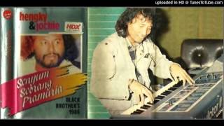 Download lagu Black Brothers 1986 (Hengky & Jochie) - Senyum Seorang Pramuria mp3 Download lagu Black Brothers 1986 (Hengky & Jochie) - Senyum Seorang Pramuria mp3