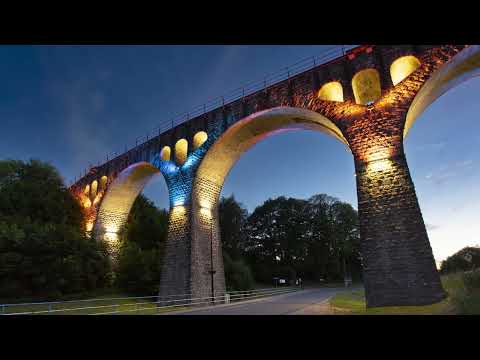 Iluminowany wiadukt w Lewinie Kłodzkim