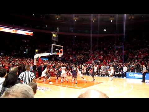 ST JOHNS BEATS PITT/Courtside view