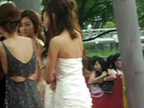 111129 [FANCAM] A Pink Arriving For MAMA Red Carpet (2)