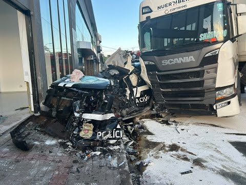 Viatura da Policia Civil bate em caminhão em Coronel Vivida