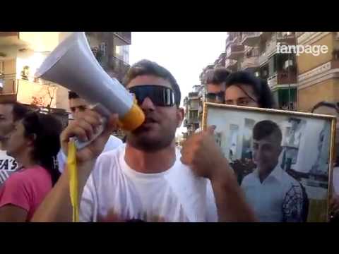 Davide Bifolco, nel corteo insulti a Salvini (Lega Nord)