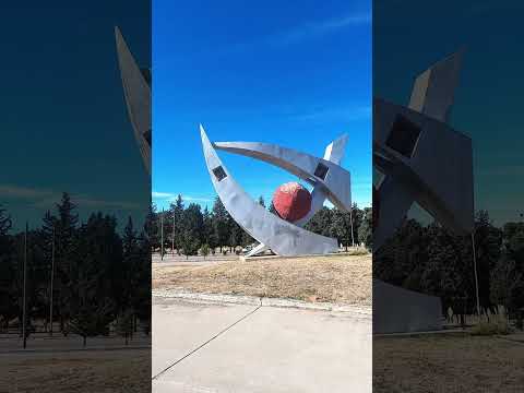 Escultura futurista en una plaza de Juana Koslay, San Luis, Argentina