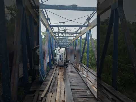Carro tomba sobre ponte que liga o Canoas ao Centro, em Rio do Sul (11/12/2025)