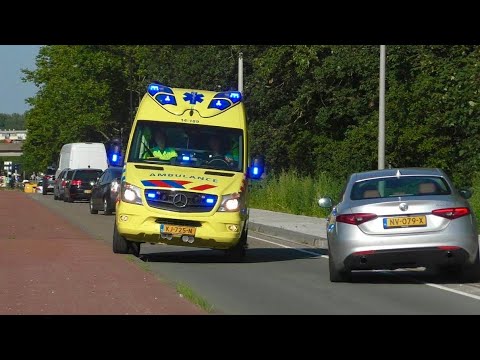 [Luchthoorn] Ambulance 14-189 tegen het verkeer in onderweg in Amsterdam Zuidoost naar een ongeval