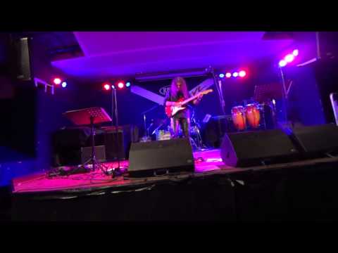 Libertango played by Alfredo Garcia-Navas using a Loop Station Live !