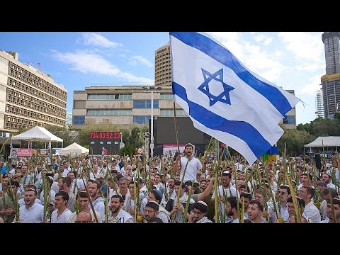 Tel Aviv gathers in prayer as Israel takes step toward Gaza truce
