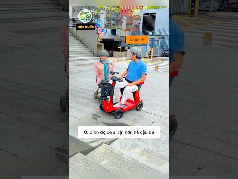 Bà lão đi xe điện thích khoe xe nhưng không ngờ xe không xịn bằng 😂 #shorts