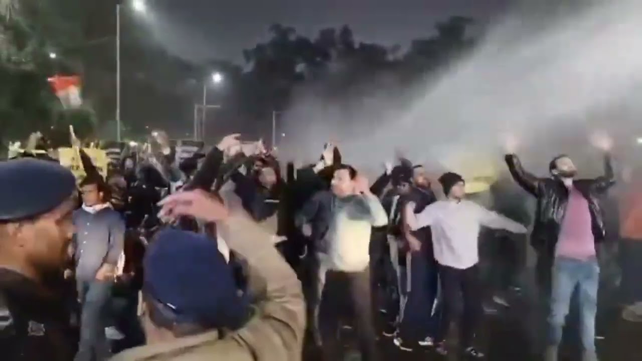 பீகாரில் மாணவர்கள் போராட்டம்.! தடியடி நடத்தி கலைக்க முயன்ற போலீசார்.!