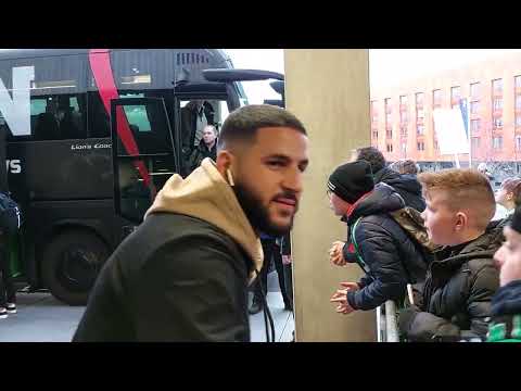 #groemm Aankomst spelersbus FC Emmen bij Euroborg