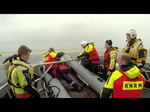 KNRM HvH boot van strand gesleept en zeiljacht begeleid