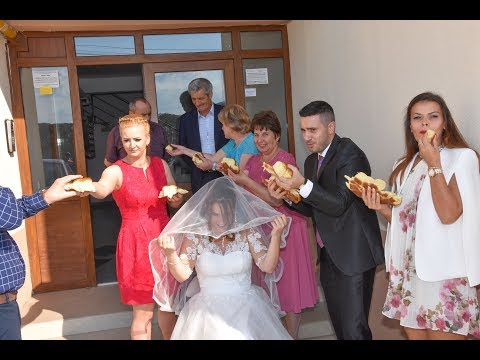 01 Traditii nunta  -  TURTA  MIRESEI in fata blocului  -  LIVE%