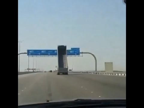 Carreta deu no meio da placa central