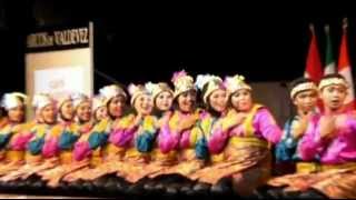 preview picture of video 'FOLKMONCAO o mundo a dançar - Arcos de Valdevez 2012 - INDONESIA'