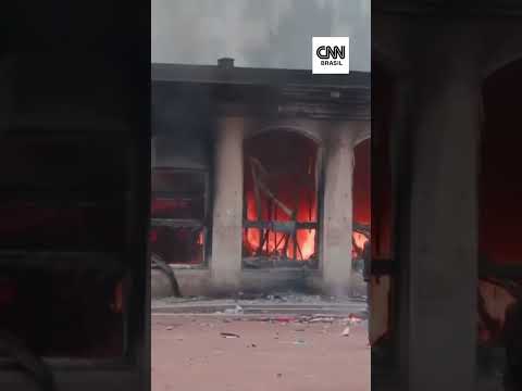 Prédio de turismo em Lyon é incendiado em meio a protestos na França