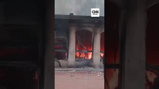 Vídeo: Prédio de turismo em Lyon é incendiado em meio a protestos na França