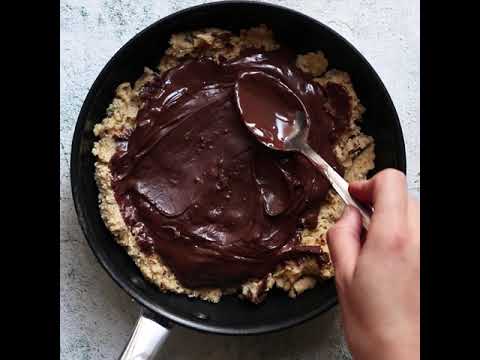 [RECEPT] Keks pečen u tavi s komadićima čokolade i krem namazom od lješnjaka