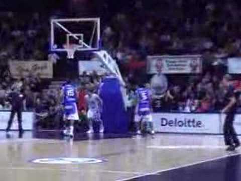 04 17-11-07 BCO-Mons - Petrovic op fast-break!!!.mpg