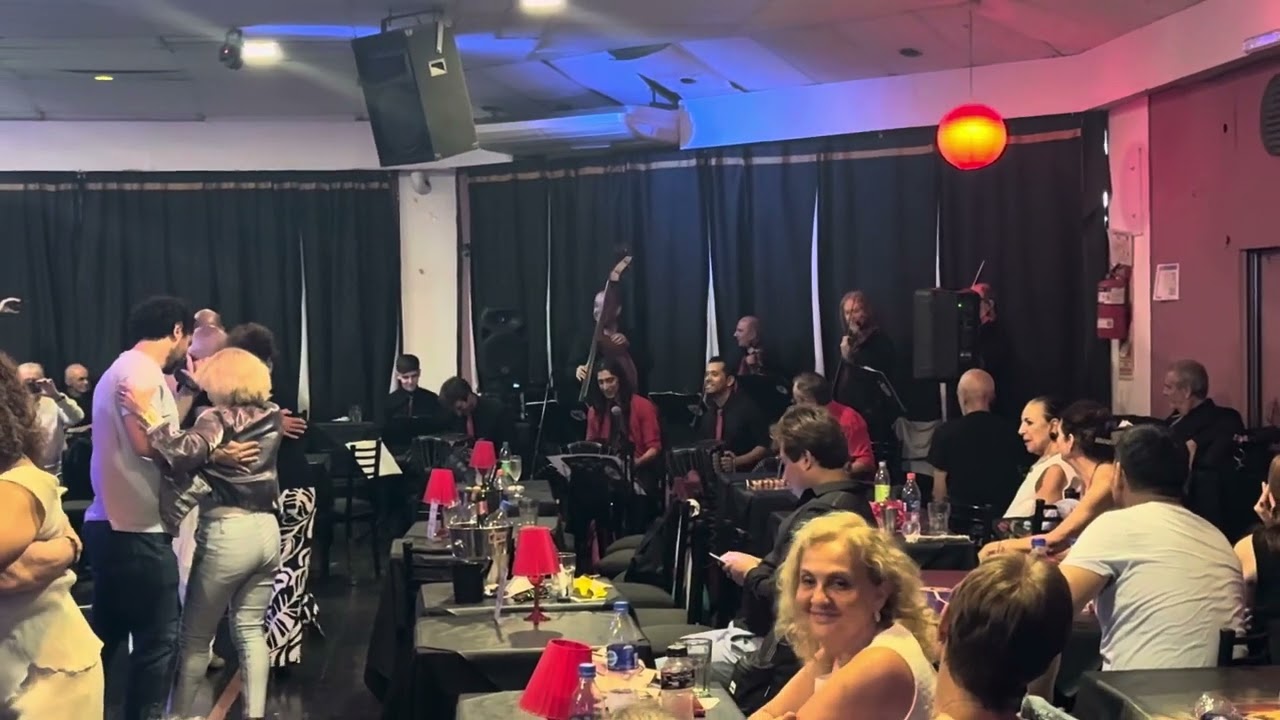 Video thumbnail for La Juan D’Arienzo & Fernando Rodas. Champagne Tango. Buenos Aires. 12/30/2024