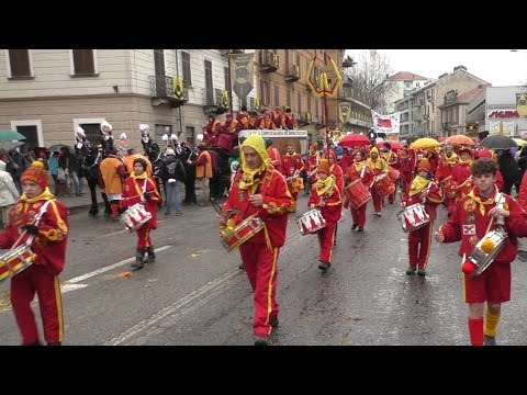 I Diavoli aranceri prima della battaglia delle arance - Carnevale Ivrea 2016