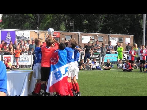 Stukje prijsuitreiking NK JO12 Grootebroek, winnaar BFC