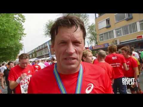Johann Olav Koss (Right To Play) congratulates Dam tot Dam runners