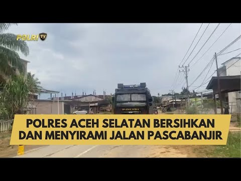 POLRES ACEH SELATAN BERSIHKAN DAN MENYIRAMI JALAN PASCABANJIR