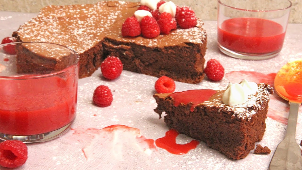 Fudgy Flourless Chocolate Cake