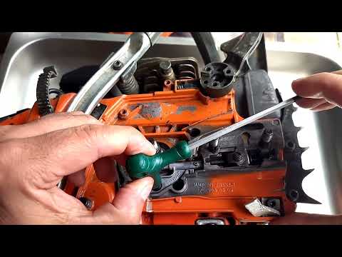 Husqvarna 346xp, installing the oil pump and clutch in the chainsaw.