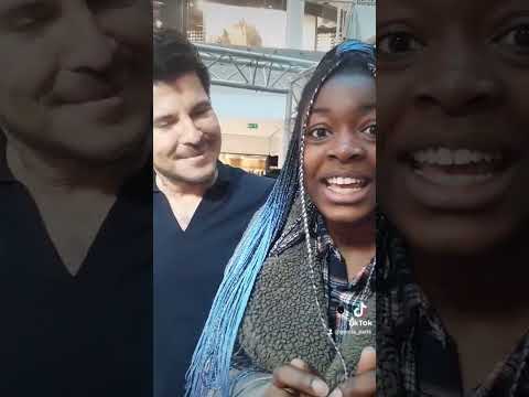 j'ai vue le Chanteur Vincent Niclo il est gentil et cool et très beau n'hésitez à le suivre