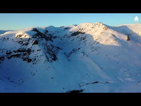 Iarna în văile Munților Bucegi: Filmare aeriană 4K dinspre Peștera spre vârfurile masivului