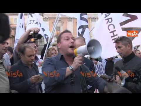 ROMA SENZA SINDACO, UN MANIFESTANTE: MARINO HAI FATTO ARRABBIARE PURE IL PAPA