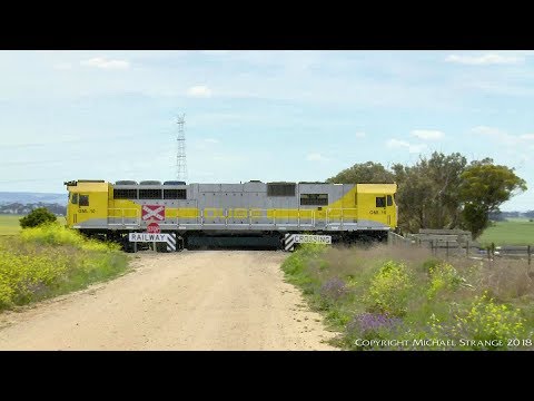 QUBE GML10 Light Engine At Gheringhap Level Crossing - PoathTV Australian Trains