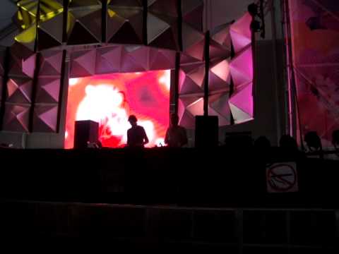 Praia del Sol taking over the decks from DJ Maroy @ Latin Village 2009