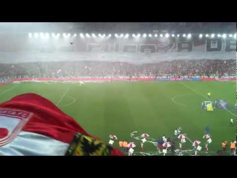 "Santa Fe Campeón 2012-1 (4/8) Salida - Himnos - Bandera (HD)" Barra: La Guardia Albi Roja Sur &bull; Club: Independiente Santa Fe
