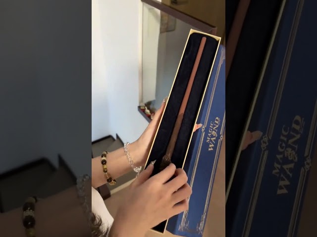 Vídeo relacionado con Rubies Varita oficial de Harry Potter para niños con efecto especial de madera al tacto - Varita para halloween, navidad, carnaval y cumpleaños