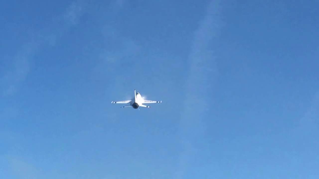USAF Thunderbirds - High-Alpha Solo Slow Pass in 4K