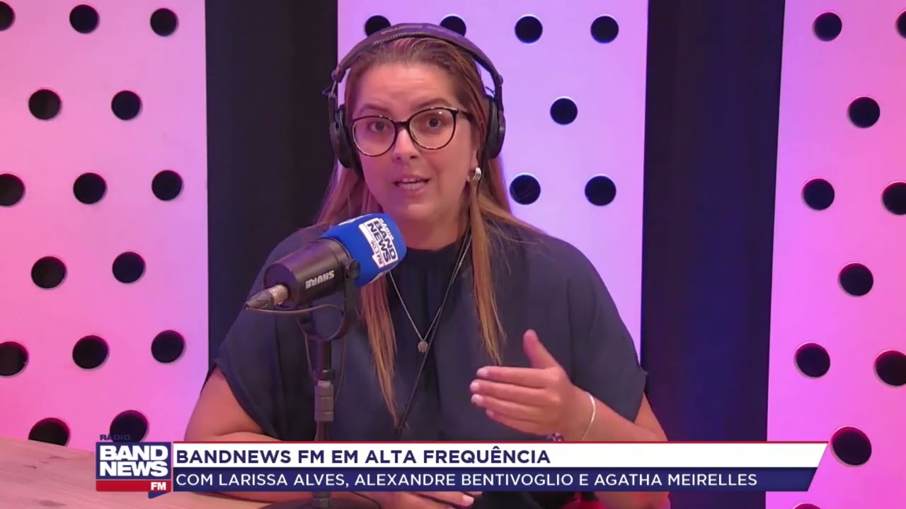 Helicóptero faz pouso forçado próximo à Avenida Brasil, no Rio, após ser atingido por tiros