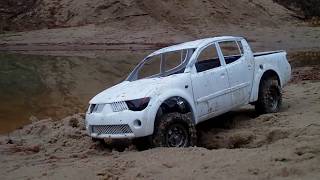 preview picture of video 'Mitsubishi L200 1:10 and Losi 1:18 Scale Rock Crawler'