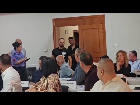 Top News – I prishën banesën, por s’i dhanë dëmshpërblim, i riu revoltohet ndaj Bashkisë