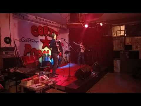 Alessio Lega canta e racconta “Fischia il vento” alla Corte Popolare.