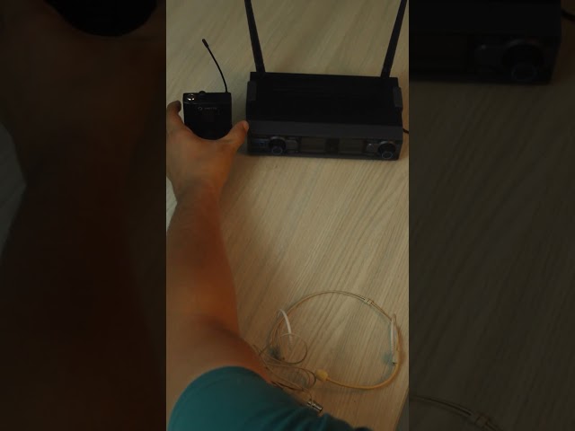 Vídeo relacionado con Yctze Sistema de micrófono inalámbrico, Micrófono de Condensador Mini XLR de 3 Polos, Micrófono inalámbrico Profesional para la Cabeza, Micrófono de Diadema con Altavoz, Amplificador de Voz