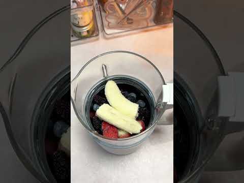 小牙子愛喝水： 凍莓果奶昔，草莓藍莓桑葚，滿滿的花青素，體驗下自律女孩的快樂～ #水果奶昔 #奶昔 #自制飲品 #小牙子愛喝水 #shorts