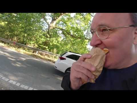 MongoTV_5485 - Spiser En FRANSK HOTDOG Ved TANKSTATION