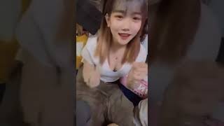 胸元ゆるい美白女子