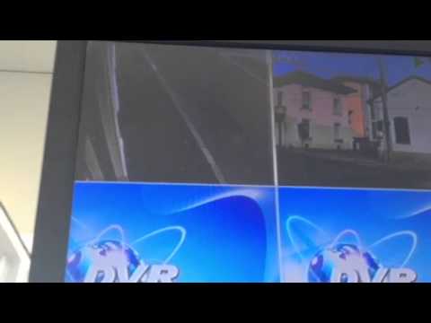 Entra con l’auto dal tabaccaio