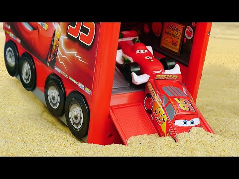 Francesco führt McQueen hinters Licht. Tolle Videos mit Spielzeugautos. Disney Cars auf Deutsch